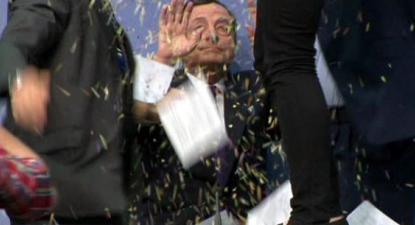 Ativista interrompe conferência de Draghi gritando: “Acabem com a ditadura do BCE”