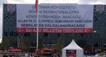 Faixa que apela à pena de morte contra los “gulenistas” no Centro Cultural da praça Taksim, em Istambul - Foto Bianet