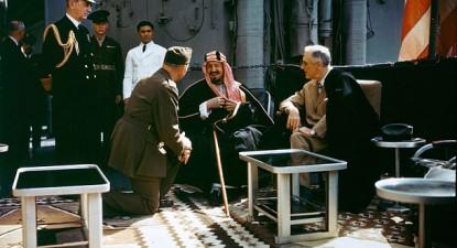 Ibn Saud conversa com o presidente norte-americano Franklin D. Roosevelt a bordo do navio USS Quincy, ao largo do Egito, depois da Conferência de Ialta, em fevereiro de 1945. Na foto, de domínio público, estão também o coronel Bill Eddy e o almirante William Leahy.