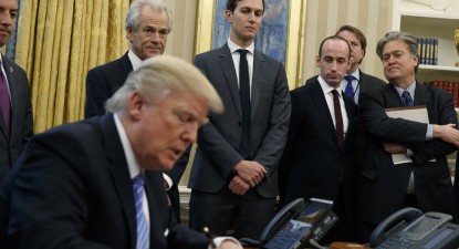 Rodeado apenas por homens, Donald Trump assina o decreto que impede o financiamento do aborto com dinheiros públicos. Foto do Twitter de Martim Belam