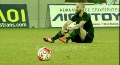 Jogadores de futebol gregos prestam tributo a migrantes