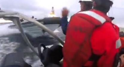 Marinha espanhola ataca barcos da Greenpeace