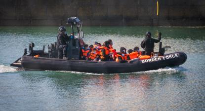 Barco da Força de Fronteira da Grã-Bretanha resgata migrantes no Canal da Mancha, 2021 – Foto de Vickie Flores / Epa / Lusa