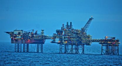 Plataforma petrolífera em alto mar. Foto de chumlee10/Flickr.