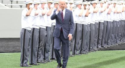 Biden passa revista a militares recém-formados. Foto de West Point/Flickr.