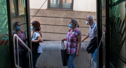 Peritos defendem que a máscara passe a ser obrigatória apenas nos espaços interiores públicos, sobretudo nos serviços de saúde e nos transportes – Foto de Pedro Almeida