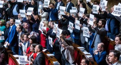 Deputados da NUPES protestam contra a passagem da reformadas pensões sem votação no parlamento. Foto de CHRISTOPHE PETIT TESSON/EPA/Lusa.