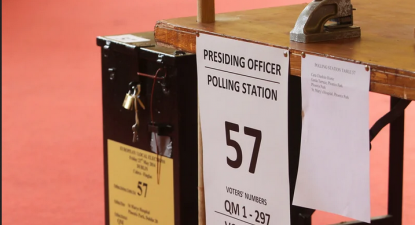 Mesas de voto. Foto da Comissão Eleitoral irlandesa.
