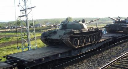 Tanques a serem transportados por ferrovia.