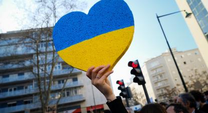 Cartaz em forma de coração com as cores da Ucrânia