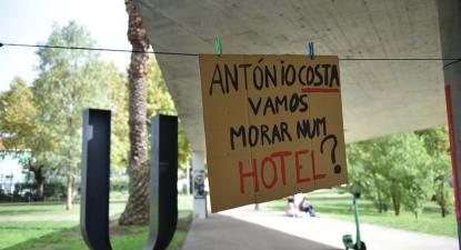Cartaz com a pergunta: "António Costa, vamos morar num hotel?"