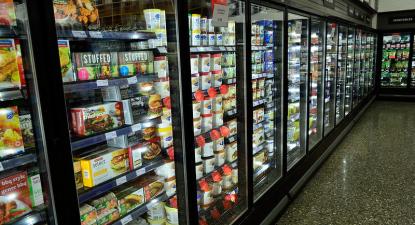 Prateleiras de produtos congelados num supermercado. É sobre este tipo de produtos que a Deco tem recebido mais queixas. Foto de Open Grid Scheduler/Grid Engine/Flickr.
