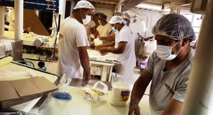 Trabalhadores da fábrica recuperada da falência e auto-gerida La Litoraleña. Foto de Facundo Ortiz Núñez.
