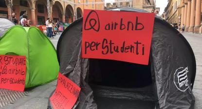 Tendas do protesto dos estudantes em Milão. Foto do El Salto.