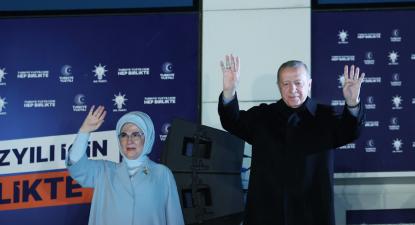 Erdogan e a esposa Ermine na varanda da sede do AKP em Ancara