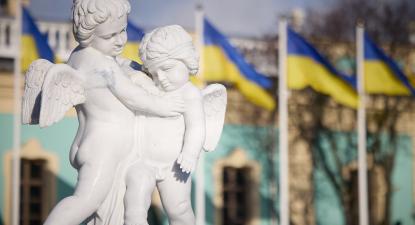 Estátua com querubins em Kiev