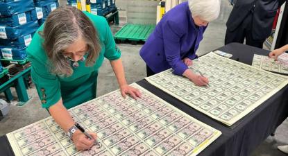 A tesoureira Marilynn Malerba e a Secretária do Tesouro Janet Yellen assinam notas acabadas de imprimir no Texas.