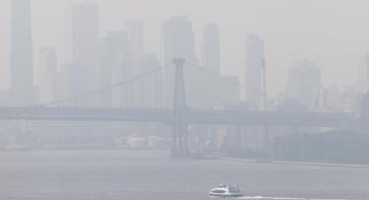 Nova Iorque coberta de fumo. Foto de JUSTIN LANE/EPA/Lusa.