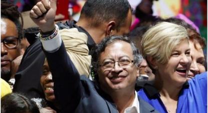 Gustavo Petro na comemoração da vitória eleitoral com a esposa - lapluma.net