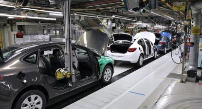 Linha de montagem na fábrica automóvel da General Motors em Gliwice, Polónia.