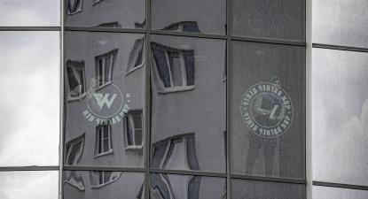 Trabalhadoras removem os logotipos da Wagner da sede da empresa após o motim. Foto de ANATOLY MALTSEV/EPA/Lusa.