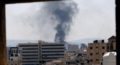 Nuvem de fumo durante uma operação militar israelita em Jenin