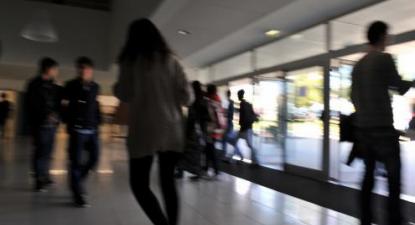 Estudantes num corredor.