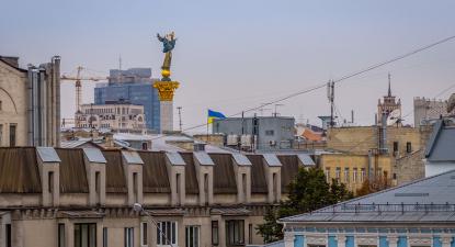 Kiev. Monumento à independência e bandeira ucraniana. Foto de Øyvind Nondal/Flickr.