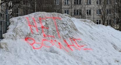 Katja Zlatija, “Não à Guerra" escrito na neve. Petrozavodsk. 5 março de 2022. Wikimedia.