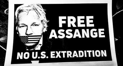 Cartaz contra a extradição de Julian Assange e pela sua libertação.