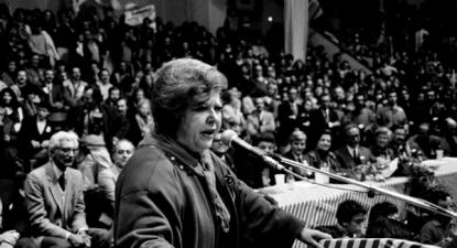 Natália Correia, apoiante da candidata à presidência, Maria de Lourdes Pintasilgo, no comício de encerramento da campanha eleitoral para as eleições presidenciais, no Pavilhão Carlos Lopes, em Lisboa, a 24 de janeiro de 1986.