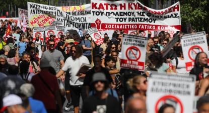 Trabalhadores gregos manifestam-se contra a nova lei do trabalho. Foto de GEORGE VITSARAS/EPA/Lusa.