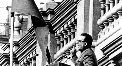 Salvador Allende na varanda a discursar.
