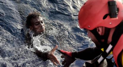 Migrantes no Mediterrâneo. Foto publicada no Viento Sur.