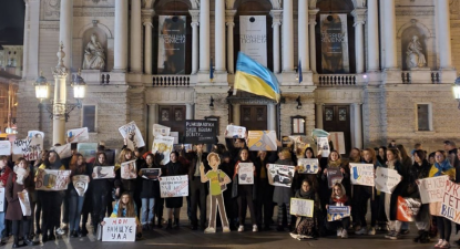 Estudantes de Lviv em manifestação em frente à Academia de Impressão. Foto da International Labour Network of Solidarity and Struggle.