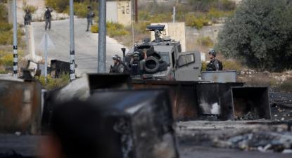 Soldados israelitas vigiam durante confrontos com manifestantes palestinianos na entrada norte da cidade de Ramallah