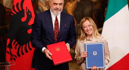 Primeiros-ministros albanês e italiana na assinatura do acordo. Foto de GIUSEPPE LAMI/EPA/Lusa.