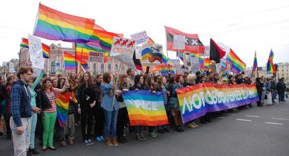 Manifestação pela paz e contra a homofobia. São Petersburgo, 2014. Foto de InkBoB/Wikimedia Commons.