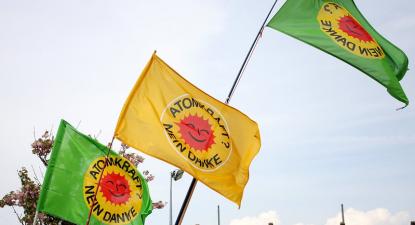 Bandeiras do movimento anti-nuclear alemão. Foto de Till Westermayer/Flickr.