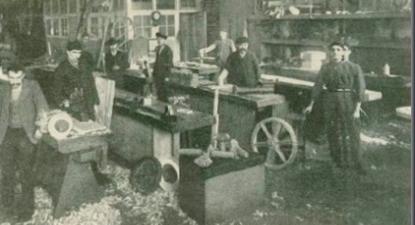 Oficinas de carpinteiros de molde do Arsenal do Alfeite. Foto de Ilustração Portuguesa.