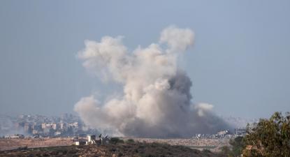 Bombardeamentos em Gaza esta manhã. Foto de ATEF SAFADI/EPA/Lusa.
