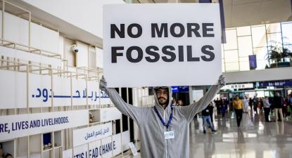 Manifestante contra os combustíveis fósseis na COP 28. Foto de MARTIN DIVISEK/EPA/Lusa.