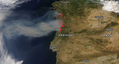 Fotografia disponibilizada pela NASA, publicada no site da ZERO, mostra incêndios ativos em Portugal, no dia 11 de agosto de 2017.