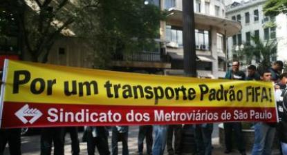 Diante dos gastos milionários nas Copa, população reivindica investimentos sociais "padrão FIFA". Foto do Sindicato dos Metroviários de São Paulo.