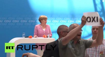 Merkel interrompida por apoiantes do "OXI