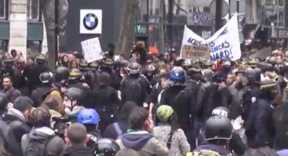 Manifestação em Paris após eleição de Macron