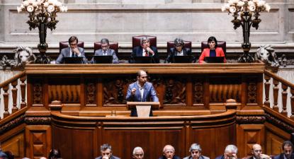 Pedro Filipe Soares intervém no encerramento do debate do OE 2018 (na generalidade) - Foto de António Cotrim/Lusa