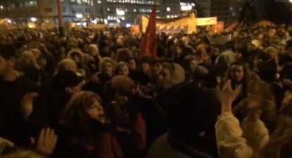 Povo grego canta nas ruas de Atenas
