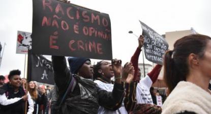 Racismo não é opinião, é crime (faixa) - Foto de Ana Mendes