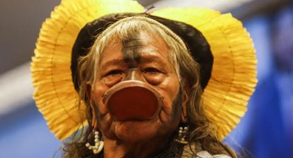 Raoni Metuktire (Kapot, no Mato Grosso, em 1930) é um líder indígena brasileiro da etnia caiapó. É conhecido internacionalmente por sua luta pela preservação da Amazónia e dos povos indígenas.